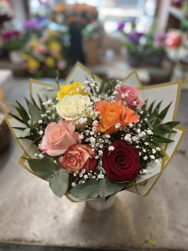 Rosenstrauß aus gemischten Rosen